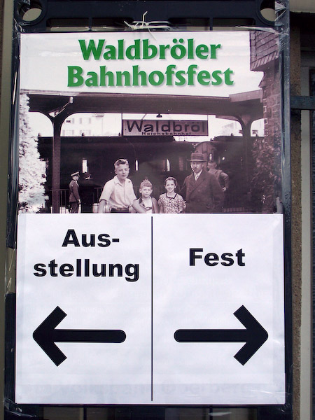 Wechseln wir aus dem Bahnhofsgebäude auf die Ladestraße. Foto: Wolfgang Schmitz.