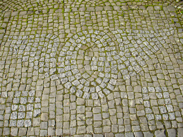 Ein Flügelrad, das klassische Eisenbahnerzeichen, wies den Gästen vor dem Empfangsgebäude den Weg - wie Generationen von Bahnfahrgästen zuvor. Foto: Ulrich Clees.