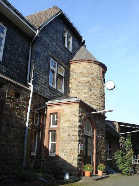 Erstmals seit der Schließung der Fahrkartenausgabe am 20. September 1988 war das Gebäude wieder öffentlich zugänglich. Foto: Ulrich Clees.