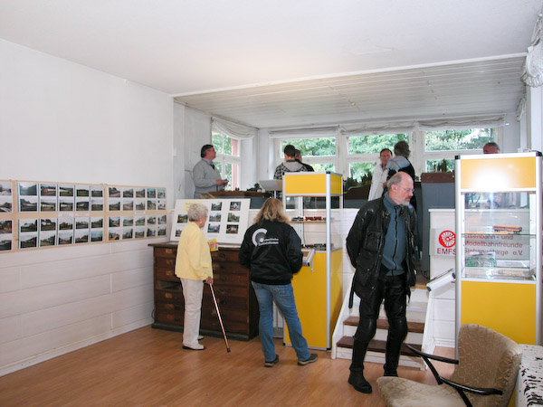 Auf der Empore, auf der einst die Hebelbank zum Stellen der Weichen stand, führten die Eisenbahn- und Modellbahnfreunde Siebengebirge e.V. eine Schmalspur-Modellbahnanlage vor. Foto: Christof Weschenbach.