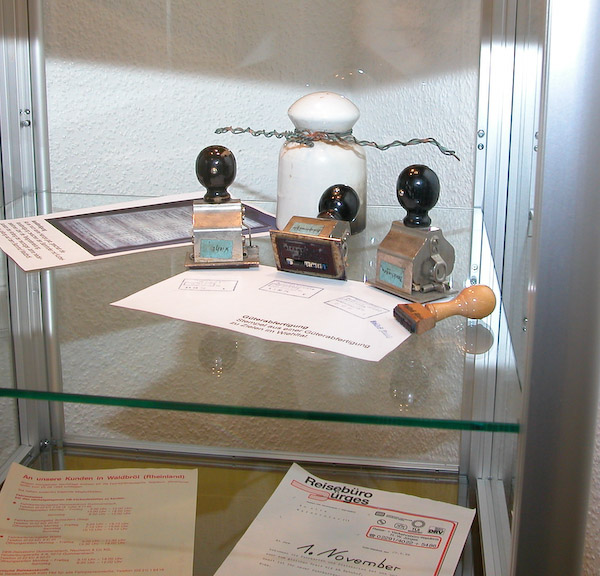 Frachtstempel aus einer Güterabfertigung sowie ein Isolator der Freileitung des Waldbröler Bahnhofs. Foto: Christof Weschenbach.