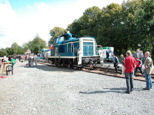 Präsentiert wurden Fahrzeuge, die bei der Streckensanierung eingesetzt werden. Hier die Diesellok 261 671 der Aggerbahn (Andreas Voll). Foto: Christof Weschenbach.