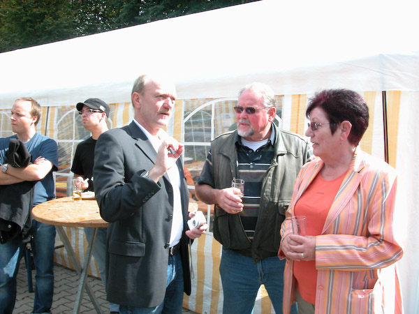 Bernd Kronenberg, Gründungsvorsitzender des Förderkreises, im Gespräch mit Gästen. Foto: Christof Weschenbach.