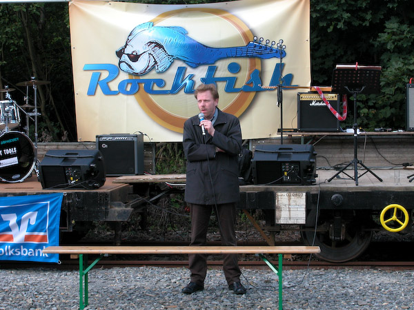 Zwischen den Musik-Acts stellte Rainer Bohnet, Geschäftsführer der Rhein-Sieg-Eisenbahn, die Chancen modernen Schienenverkehrs vor. Foto: Christof Weschenbach.