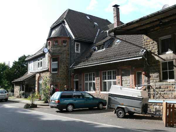 Der Tag des Festes wurde nicht ohne Grund gewählt: Es ist der Tag des offenen Denkmals, denn die Wiehltalbahn steht samt aller Gebäude, Dämme, Brücken und Gleise unter Denkmalschutz. Foto: Pattrick Brelöhr.