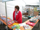 Viele kannten bislang nur ihre Stimme: Ingrid Müller, die mit ihrem Mann das Wiehltalbahn-Infotelefon betreut, beantwortete beim Bahnhofsfest die Fragen der Besucher am Infostand. Foto: Christof Weschenbach.