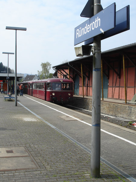  Schienenbus und Güterschuppen aus alter Zeit, der Bahnsteig wurde den Anforderungen des modernen Nahverkehrs angepasst. Foto: Ulrich Clees