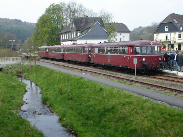  Bahnhof Wiehl. Der Zug bestand aus den Fahrzeugen 796 690, 796 802, 996 299 und 996 309. Foto: Ulrich Clees