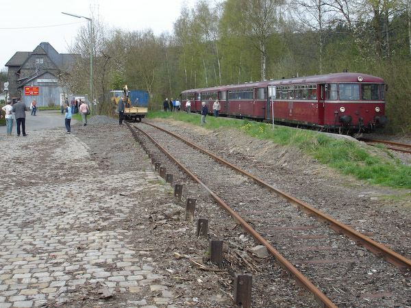  Bahnhof Oberwiehl; in Bildmitte das Arbeitsfahrzeug der Wiehltalbahn (ein Skl 53). Foto: Ulrich Clees