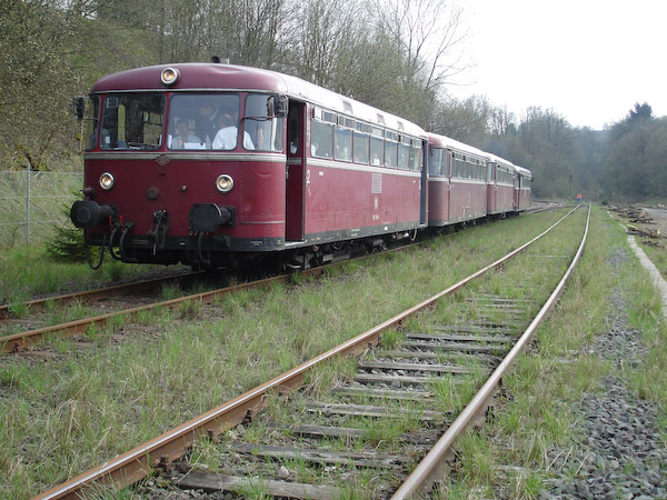  Nach der Fahrt über den nur selten befahrenen Abschnitt Marienheide - Meinerzhagen wechselt der Zug in Meinerzhagen auf die Güterzugstrecke Krummenerl - Brügge (Westf.). Foto: Ulrich Clees