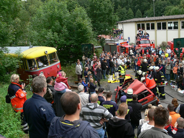 ... im Rahmen einer Einsatzvorführung zu einer (gestellten, versteht sich) Kollision mit einem PKW, dessen Fahrer das Bahnübergangsblinklicht nicht beachtet hatte. Foto: Pattrick Brelöhr.