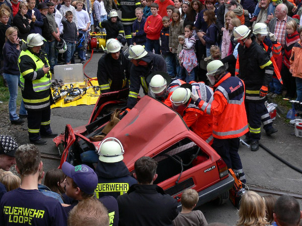 Die Feuerwehr demonstrierte den Festbesuchern dann die Bergung der PKW-Insassen (Foto: Markus Pleuger). Foto: Pattrick Brelöhr.