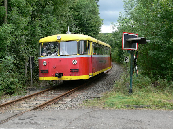 War die Hauptaufgabe des Zuges eigentlich die Personenbeförderung, spielte er am Sonntagnachmittag eine besondere Rolle: An diesem Bahnübergang in Bielstein kam es ... (Foto: Pattrcik Brelöhr)