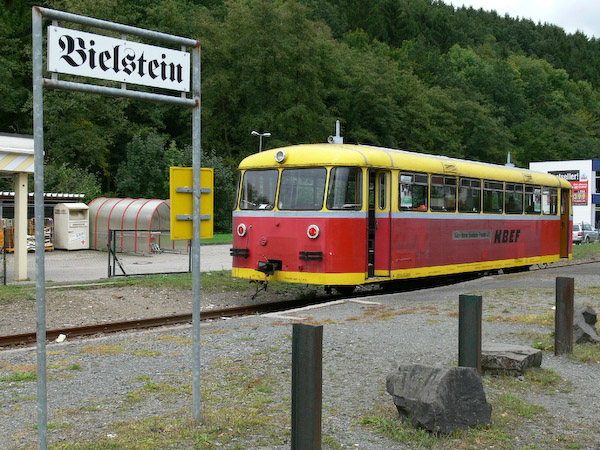 Auch am Wochenende 6./7. September war der Triebwagen VT12 der Köln-Bonner Eisenbahnfreunde im Einsatz. Anlass war diesmal ein großes Fest der Löschzüge Weiershagen und Bielstein mit Open-Air-Konzert am Samstagabend und Festprogramm am Sonntag. Foto: Foto: Pattrick Brelöhr.