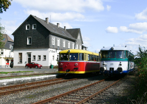 Zurück zur Bahn: Die Brüder VT12 der KBEF und der VT1 der Wiehltalbahn im Bahnhof Wiehl (Foto: Pattrick Brelöhr).