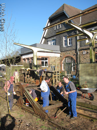 Fünf Mann, ein Prellbock: Das ist nun das neue Streckenende der Wiehltalbahn.