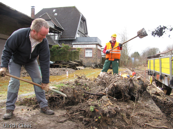 Zu den letzten Arbeiten gehörte das Herrichten der Bahnsteige in Hermesdorf und - hier im Bild - in Waldbröl.