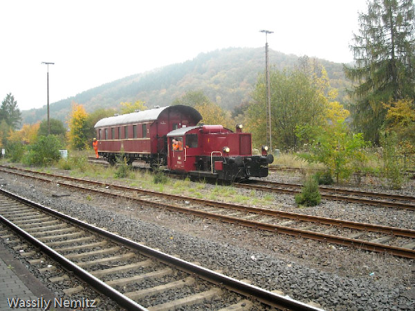 Der Zug hat die Steigung vom Eisenbahnmuseum hinauf in den DB-Bahnhof erklommen und wartet nun darauf, nach dem regulären DB-Zug an den Bahnsteig zu setzen.