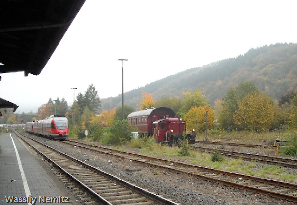 Zum Saisonabschluss fuhr eine besondere Garnitur die drei sonntäglichen Fahrten zwischen Dieringhausen und Oberwiehl: Christoph Timpers Kleinlok (Köf) 323 462 und die "Donnerbüchse" des Eisenbahnmuseums Dieringhausen. Die Fotos zeigen die bestens angenommenen Fahrten in der Reihenfolge der Reise.