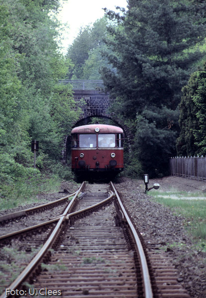 Die entscheidende Weiche: Der Schienenbus kam von links aus Morsbach und fährt nun auf den Fotografen zu nach Wiehl (Hermesdorf, 8. Mai 1993).