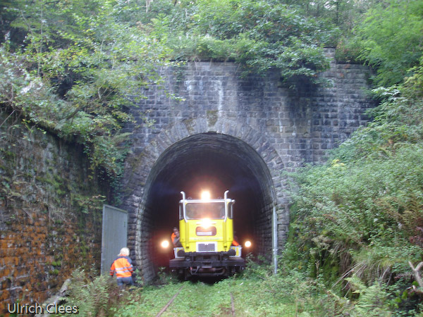 Der Zug verlässt den Kömpeler Tunnel Richtung Kömpel (28. September 2008).