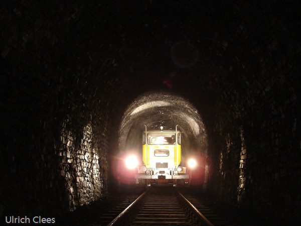 Und heute? 1994 fuhr der letzte Zug. Im Sommer 2008 erhielt die Rhein-Sieg-Eisenbahn eine Betriebsgenehmigung für die Strecke, seitdem arbeiten Aktive des Förderkreises zur Rettung der Wiehltalbahn die Strecke auf. Hier der Arbeitszug im Kömpeler Tunnel (28. September 2008).