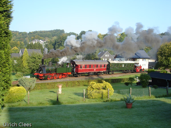 Am frühen Sonntagmorgen rollt die Maschine auf ihrer Abnahmefahrt durch Weiershagen.