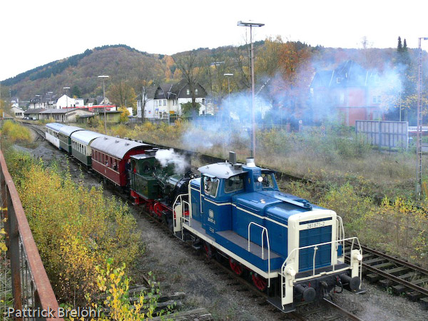 Weil der Dampflok noch die Zugsicherungseinrichtung für die Strecke Dieringhausen - Osberghausen fehlt, musste ihr für diesen Abschnitt die Diesellok 261 671 vorgespannt werden.