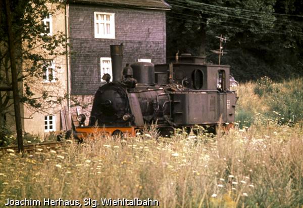 Quo vadis? Nach der Stilllegung der Kleinbahn 1966 stand sie zunächst einige Zeit im Kleinbahnhof Bielstein abgestellt, bevor sie vor dem "Parkschlösschen" in Nümbrecht mit dem falschen Namen "Nümbrecht" als Denkmal und Klettergerüst aufgestellt wurde.