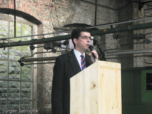 Gummersbachs Bürgermeister Frank Helmenstein dankte den Aktiven des Eisenbahnmuseums und wünschte der Lok allzeit gute Fahrt.