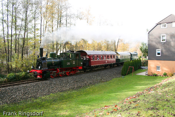 An historischer Stätte: Links von der Lok befand sich einst der Kleinbahnhof Bielstein. Hier war die Lok ab 1966 abgestellt (das zweite Bild dieser Galerie wurde von der gegenüberliegenden Seite aus aufgenommen).