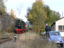 Hinauf in den Bahnhof Dieringhausen - und die "Ente" eignet sich offensichtlich hervorragend zum Züge-Fotografieren.