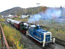 Weil der Dampflok noch die Zugsicherungseinrichtung für die Strecke Dieringhausen - Osberghausen fehlt, musste ihr für diesen Abschnitt die Diesellok 261 671 vorgespannt werden.