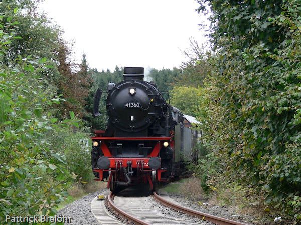 Der Stargast des Herbstfestes im Eisenbahnmuseum Dieringhausen: Die Dampflok 41 360 aus Oberhausen. Schon freitags kam sie nach Dieringhausen, und zwar "über´n Berg", wie die Eisenbahner die Strecke Brügge - Dieringhausen nennen.