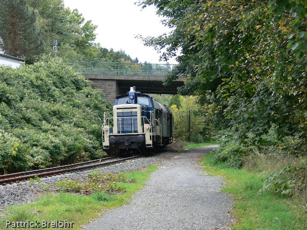 Der Lok folgte der Museumszug des Vereins "Historischer Schienenverkehr Wesel", am Zugschluss dann 261 671 der Aggerbahn. Der Fotograf dieses Fotos steht in Marienheide auf der Trasse der einstigen Bahnstrecke nach Wipperfürth.