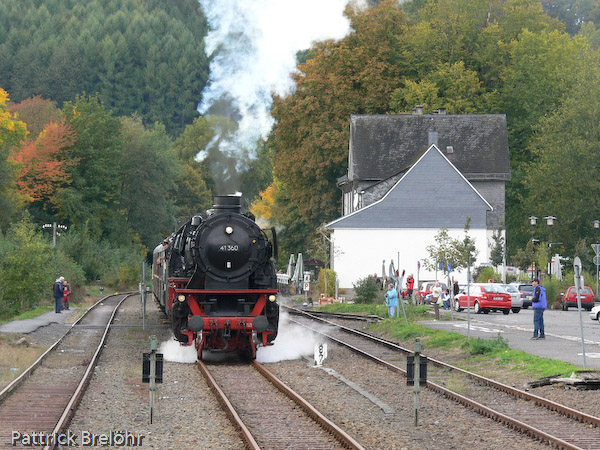 Der Zug verlässt den Bahnhof Wiehl.