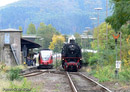 (Minestens) für Wiehltalbahner waren die Dampfzugfahrten der Höhepunkt des Festes. Hier wartet der Dampfzug im Bahnhof Dieringhausen darauf, dass das Bahnsteiggleis frei wird.