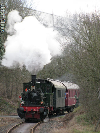 Klein und fein: Ein echter Nebenbahnzug des Eisenbahnmuseums Dieringhausen mit der Dampflok "Waldbröl" und zwei "Donnerbüchsen".