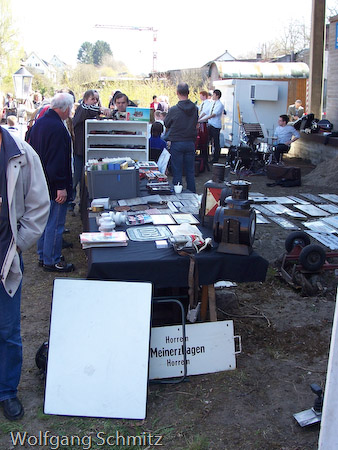 Auch während des eingeschränkten Verkehrs geht das Programm in Waldbröl natürlich weiter. Am Bahnsteig werden z.B. Eisenbahn-Devotionalien feilgeboten.