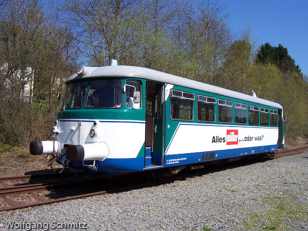 Derweil der Dampfzug rangiert wird, wird der Triebwagen VT1 der Wiehltalbahn für Schnupperfahrten nach Hermesdorf bereitgestellt.