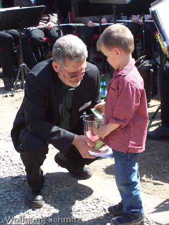Der Name "Bergischer Löwe" wurde in einem Wettbewerb gefunden. Unter allen Teilnehmern wird eine Führerstandsmitfahrt ausgelost. Ein junger Besucher zieht den glücklichen Gewinner.