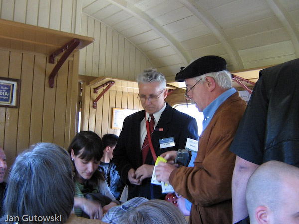 Die historischen Plattformwagen verfügen über ein originales Interieur.