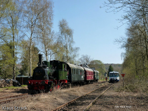 Nein, der Triebwagen kommt (noch) nicht aus Morsbach: Der Eröffnungszug überholt in Hermesdorf den vorausgefahrenen Triebwagen.