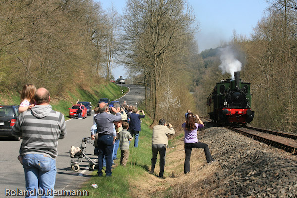 Allerorten säumen Anwohner die Strecke und begrüßen den Zug.