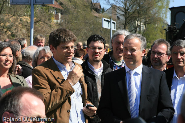 Oliver Wolff, Abteilungsleiter im Verkehrsministerium, und Waldbröls Bürgermeister Peter Koester geben ihrer Freude über die Wiedereröffnung der Strecke und das neue touristische Projekt "Bergischer Löwe" Ausdruck.