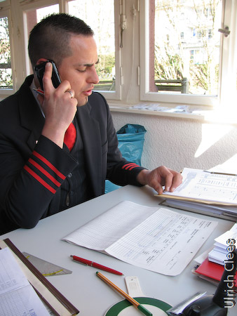 Wenn Zugleiter Wolf-Peter Rosenthal erfahren hat, dass der vorhergehende Zug den Bahnhof Hermesdorf erreicht hat ...