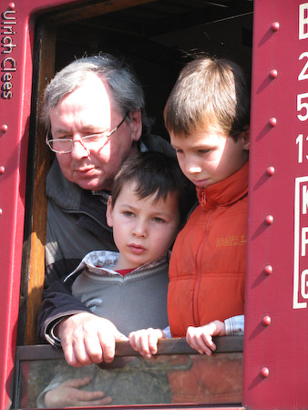 Fahrgäste des Eröffnungszugs ...