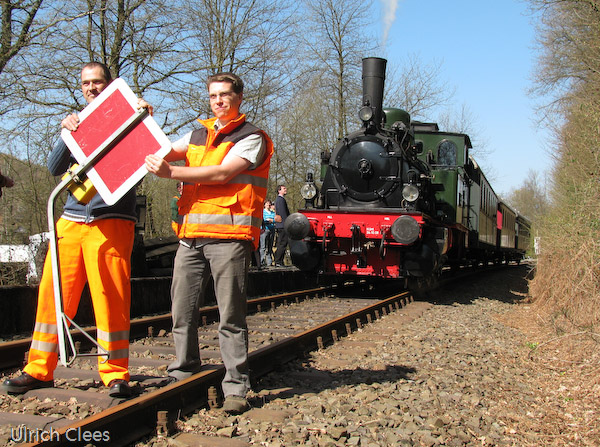 Hier in Remperg-Mühlenau entfernen Uwe Wintersohl (l.), Wiehltalbahn-Rottenwart, und der für die Strecke Verantwortliche der Rhein-Sieg-Eisenbahn GmbH, Daniel  Preis, die Halt gebietende Schutzhalttafel.