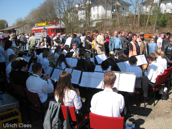 Musikalisch begleitet wird die Einfahrt des Eröffnungszugs vom Symphonischen Blasorchester der Musikschule Waldbröl.