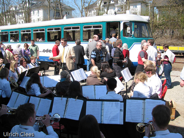 Musikalisch begleitet wird die Einfahrt des Eröffnungszugs vom Symphonischen Blasorchester der Musikschule Waldbröl.